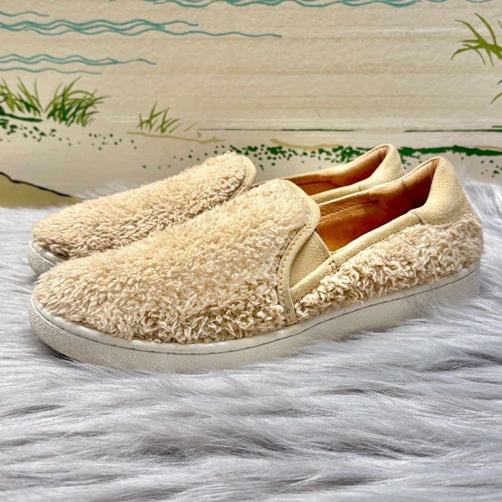 UGG - EUC Cream Fuzzy Flats